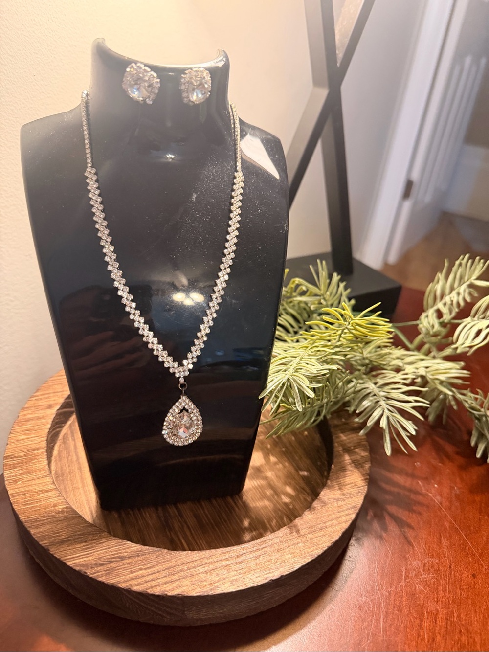 SHEIN Silver Crystal Teardrop Pendant Necklace with Matching Studs